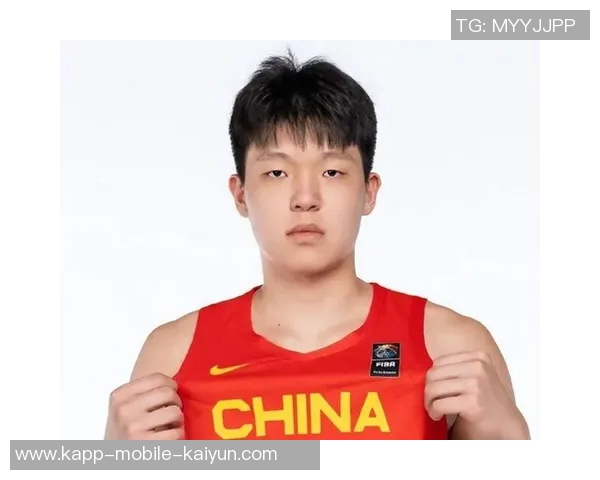 杨瀚森背粉色小书包启程湾区NBA首秀即将开启